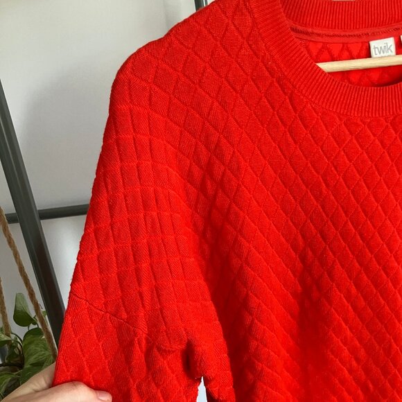 Bright red, drop-shoulder, diamond-textured sweater - Picture 6 of 7